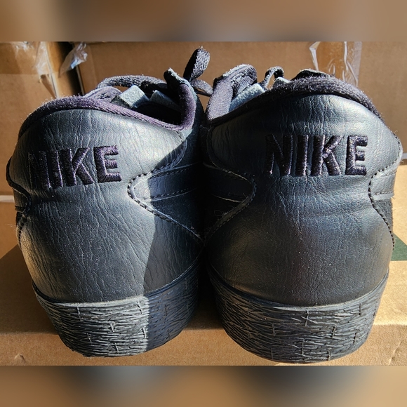 NIKE SB ZOOM SUEDE SNEAKER SIZE 11.5, COLOR BLACK - Picture 3 of 8